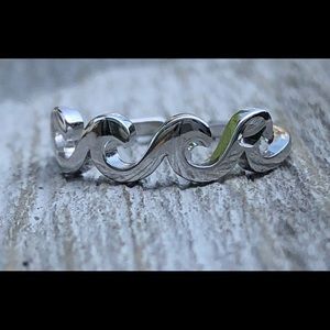 Women’s sterling silver classic wave toe ring